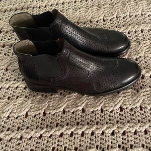Made In Italy perforated leather ankle boots pull on Noire Women’s size 37 black